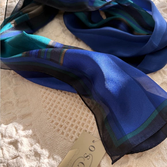 NWT Oscar de la Renta 100% Silk Scarf in Blue and Green - Picture 11 of 11